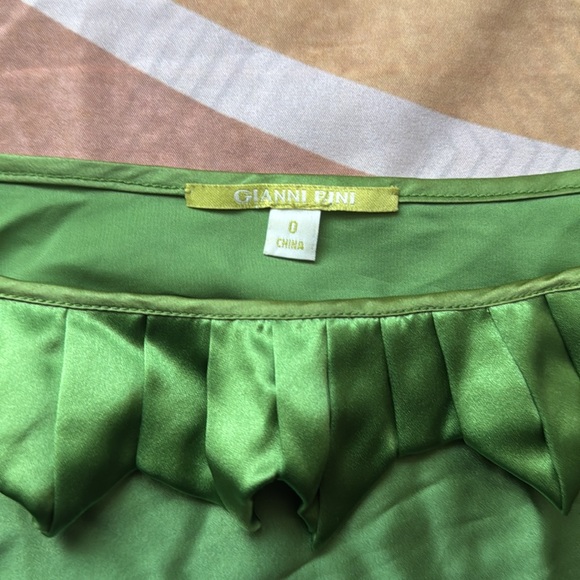 3/$10 Gianni Bini Silk Ombre Green Top - Picture 3 of 5